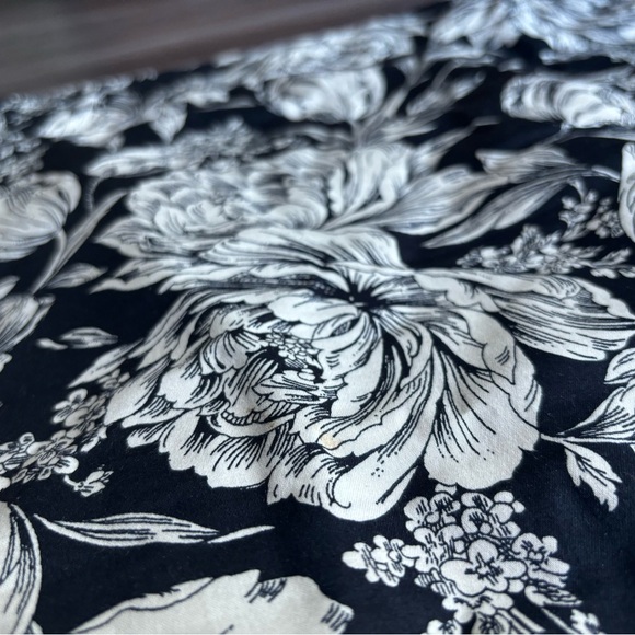 Ann Taylor Floral pencil skirt in white/navy - Picture 3 of 6